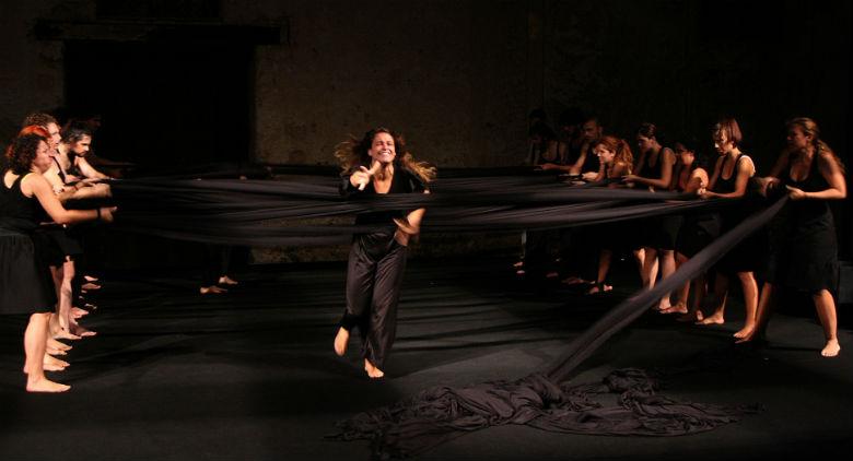 Eine Szene der Show Odissea a / r von Emma Dante auf der Bühne im Teatro Bellini in Neapel