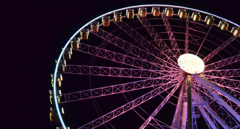 luces de artista de rueda de la fortuna en salerno