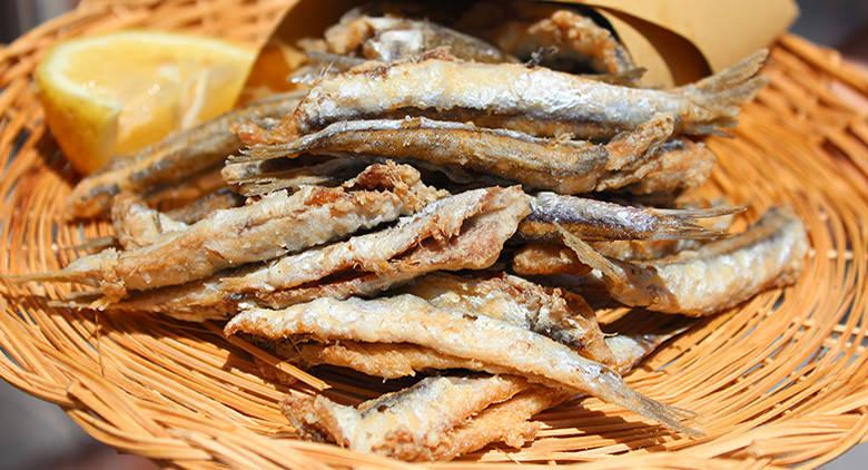 Feast of anchovy sauce in Cetara