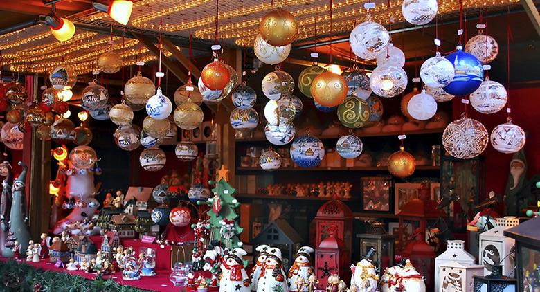 Pueblo navideño en Piazza Municipio en Nápoles