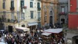 Пешеходная и транспортная развязка в древнем центре Неаполя на Рождество 2016