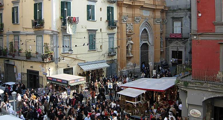 Piéton et dispositif de circulation dans l'ancien centre de Naples pour Noël 2016