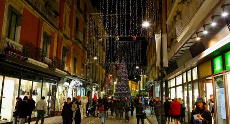 In Sorrent Sonderangebote in Geschäften mit Einkäufen unter dem Weihnachtsbaum