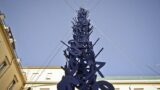 Nei Quartieri Spagnoli di Napoli svetta l’Albero di Natale di Mimmo Paladino