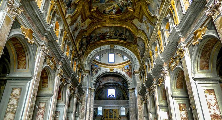 Chanson de Noël de Dickens dans l'église des Saints Severino et Sossio