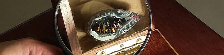 Smaller cribs in the world in Naples