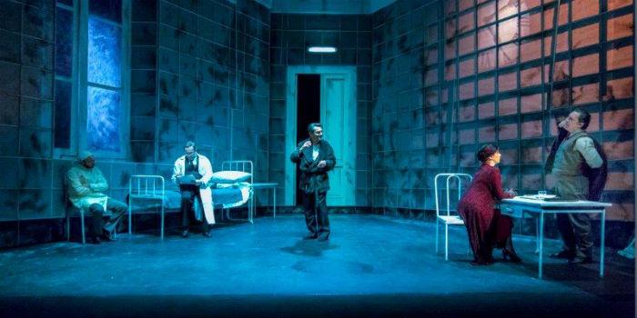 Una scena dello spettacolo Il giuoco della parti di Pirandello al Teatro Mercadante di Napoli