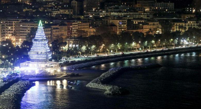 海辺のナルベロにあるナポリの大晦日