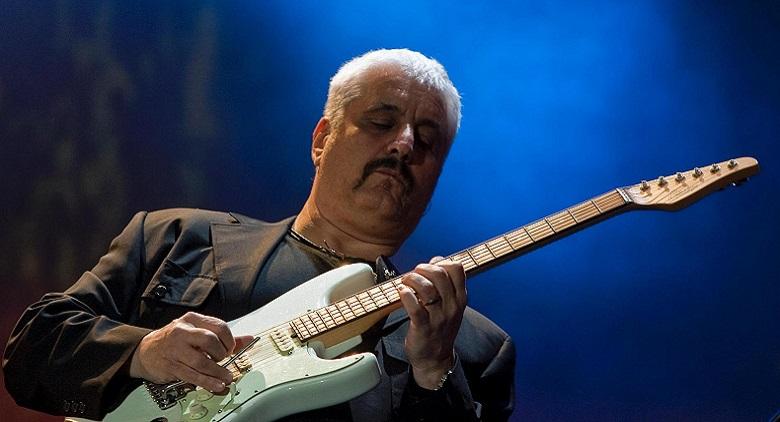 Flash Mob para Pino Daniele, en Piazza Plebiscito en Nápoles