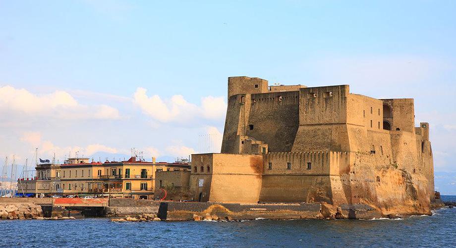 O Castel dell'Ovo no Golfo de Nápoles