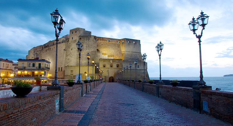 Castel dell'Ovoでのアーバン・ネアポリスの展示