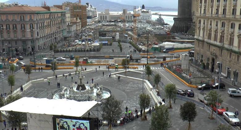 Apertura uscite metro Piazza Municipio a Napoli