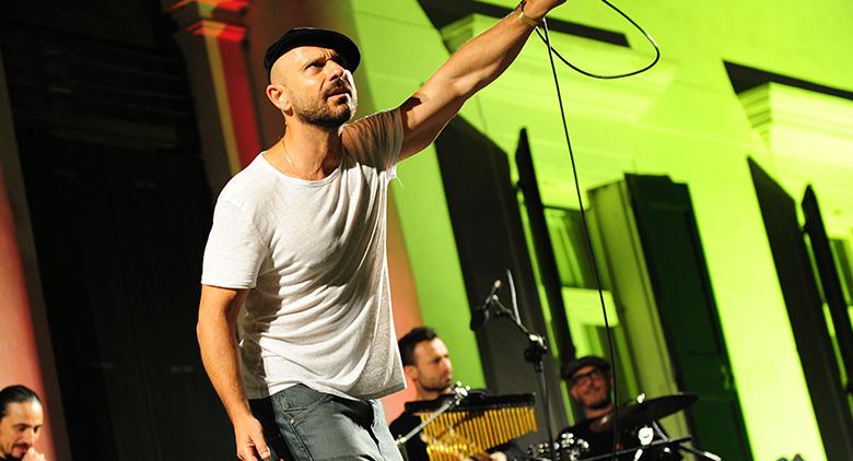 Raiz and Fausto Mesolella in concert at the Bolivar Theater in Naples