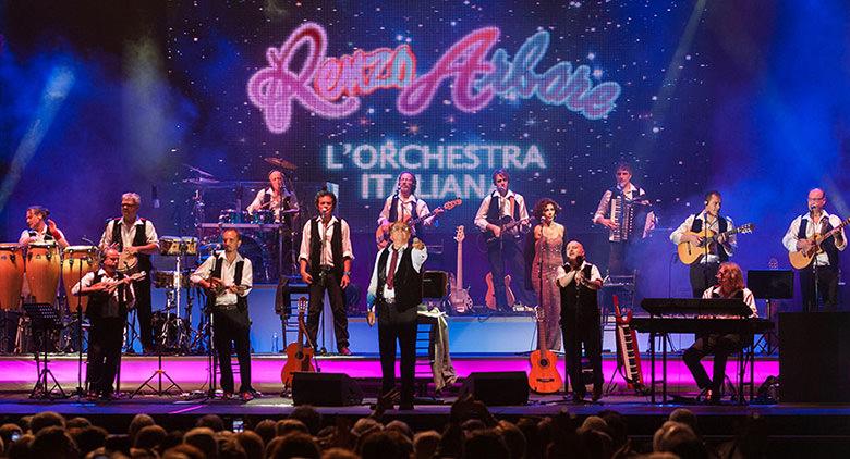 Konzert Renzo Arbore in Caserta und Fontänen Tanzen in der Reggia