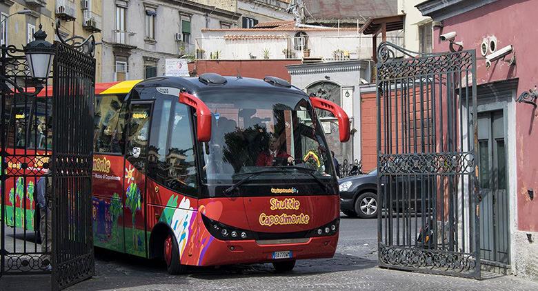 Halten Sie an den Katakomben von San Gennaro für den Capodimonte Shuttle