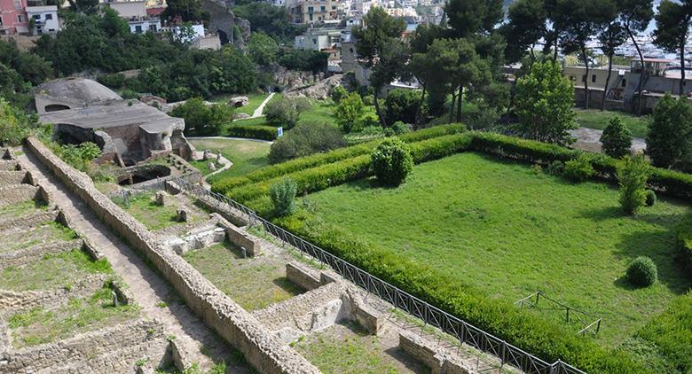 Il Parco Archeologico dei Campi Flegrei con le Terme di Baia