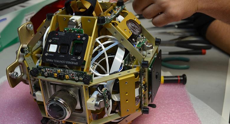 La scuola di Napoli Augusto Righi vince la gara mondiale Zero Robotics