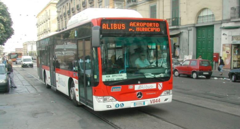 el servicio de alibus agrega dos nuevas paradas al puerto de Nápoles