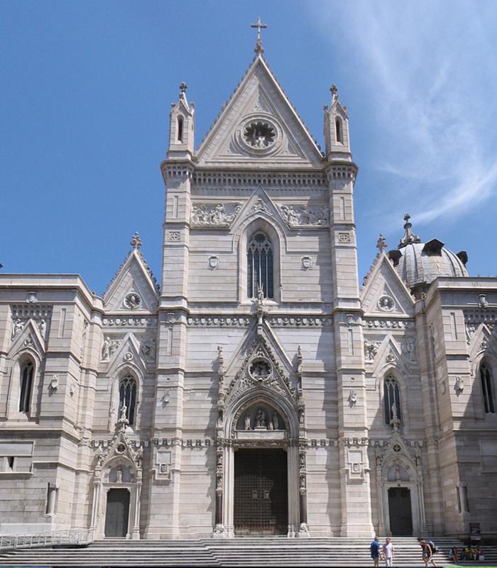 El exterior de la Catedral de Nápoles