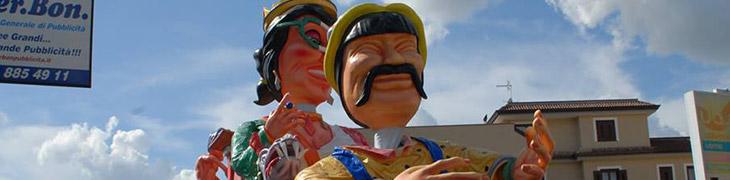 Wagons de carnaval à Saviano en Campanie