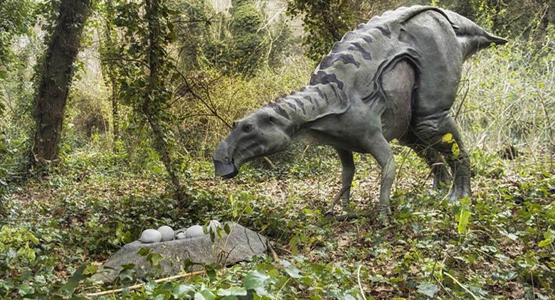 Dinosaurios en carne y hueso en exhibición en la reserva de Astroni en Nápoles