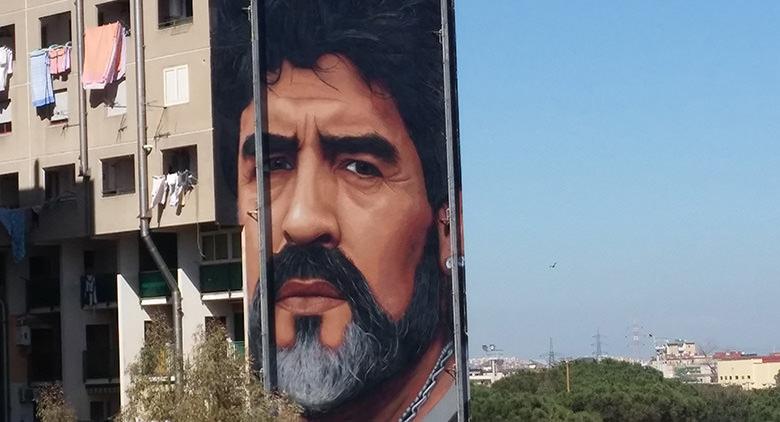 Jorit crée une peinture murale pour Maradona à San Giovanni a Teduccio à Naples