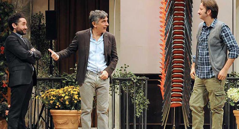 Vincenzo Salemme en el escenario en el Teatro Diana de Nápoles con una fiesta exagerada