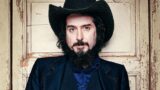 Vinicio Capossela in concerto al Teatro Augusteo di Napoli con il tour Ombra