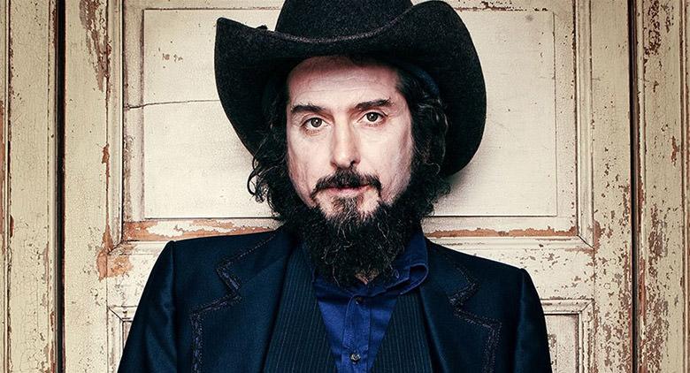 Vinicio Capossela em concerto no Teatro Augusteo em Nápoles