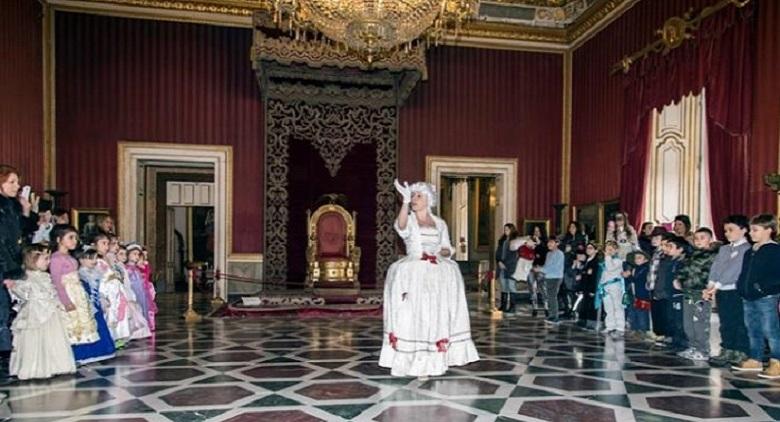 Baile na quadra e visita guiada ao Palácio Real de Nápoles