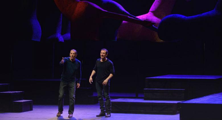 Stefano Accorsi y Marco Baliani en el escenario en el Teatro Bellini en Nápoles con Gicoando con Orlando