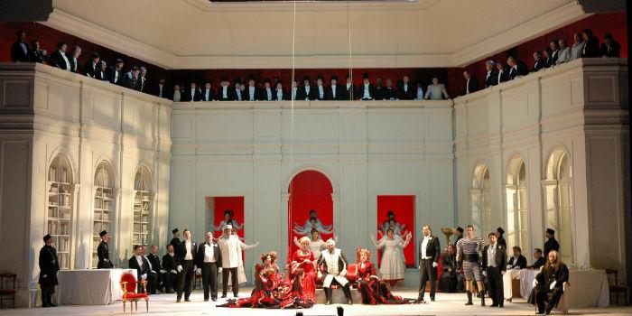 A Feiticeira no palco do Teatro San Carlo em Nápoles