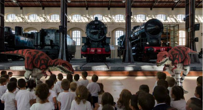 O trem do tempo com dinossauros no Museu Pietrarsa