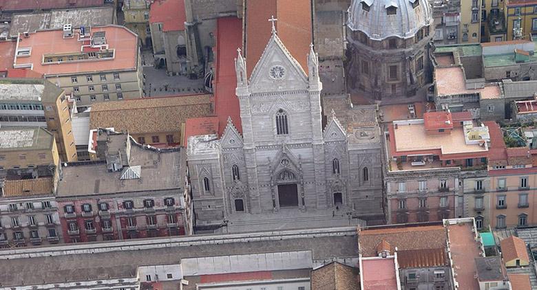 Zona pedonal na via Duomo em Nápoles com eventos e música