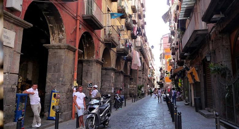 Via Tribunali in Naples becomes a pedestrian area on weekends