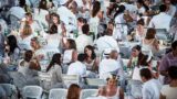 Ужин в белом в Bagno Elena в Неаполе: все одеты в белое на пляже Posillipo