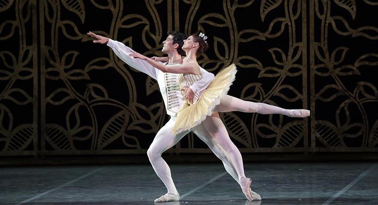 El ballet ruso Cenicienta en el escenario en el Teatro San Carlo de Nápoles