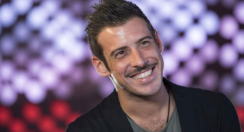 Francesco Gabbani en concierto en el Arenile di Napoli