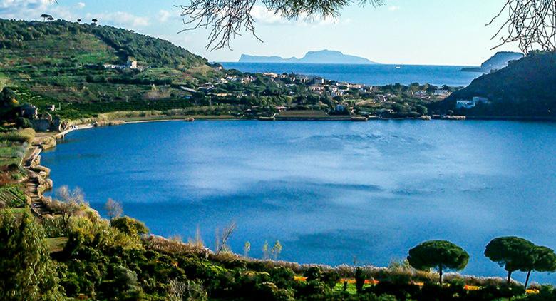 Das Spring Equinox Festival findet am See Averno in Pozzuoli . statt