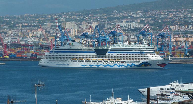 Figuranti del Teatro San Carlo accolgono crocieristi nel Porto di Napoli