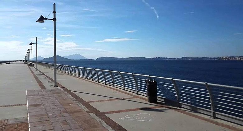 Tänze und Musik auf dem Pontile di Bagnoli mit den Ereignissen des Frühlings