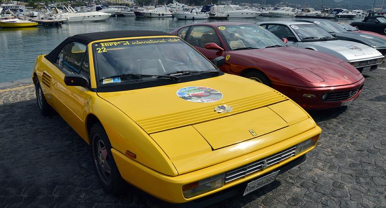 A Bacoli le Rassemblement des voitures historiques et Ferrari