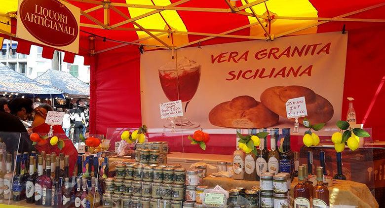 Vacances siciliennes à Naples avec des produits typiques