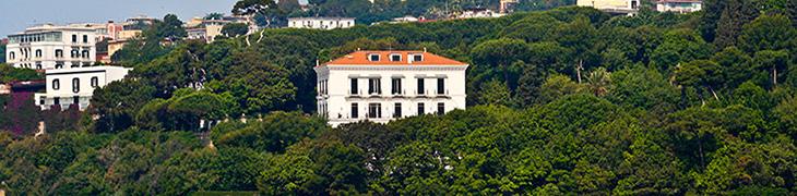 Außenansicht der Villa Rosebery in Neapel