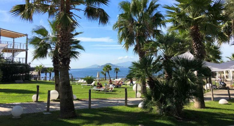 Brunch del lunes de Pascua 2017 en la playa de Bagnoli en Nápoles