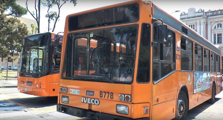 Bus ANM à Naples pour la Villa Rosebery, ville des sciences et exposition sur les dinosaures