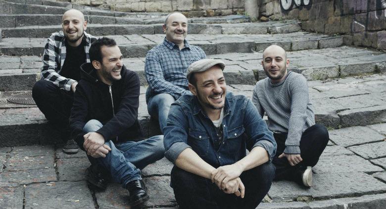 Foja challenge fans to shave their hair in Piazza del Gesù, with entrances to the concert and other prizes up for grabs