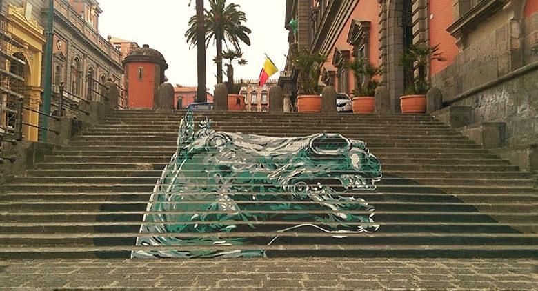 La tête de Cavallo Carafa sur les marches du Musée Archéologique de Naples