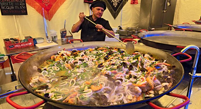 À Salerne, le marché européen arrive avec de la nourriture de rue et de l'artisanat