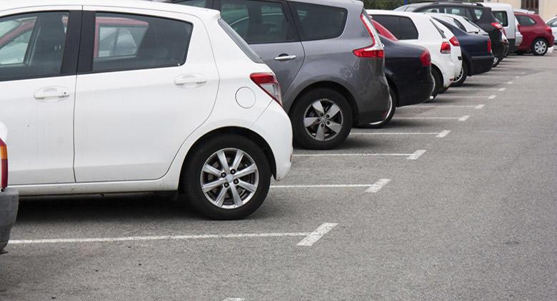 Parkplatz und blaue Streifen für die Comicon 2017 in Neapel